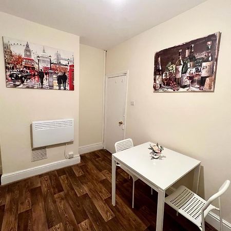 شقة لندن  في Studio Flat In Colliers Wood المظهر الخارجي الصورة